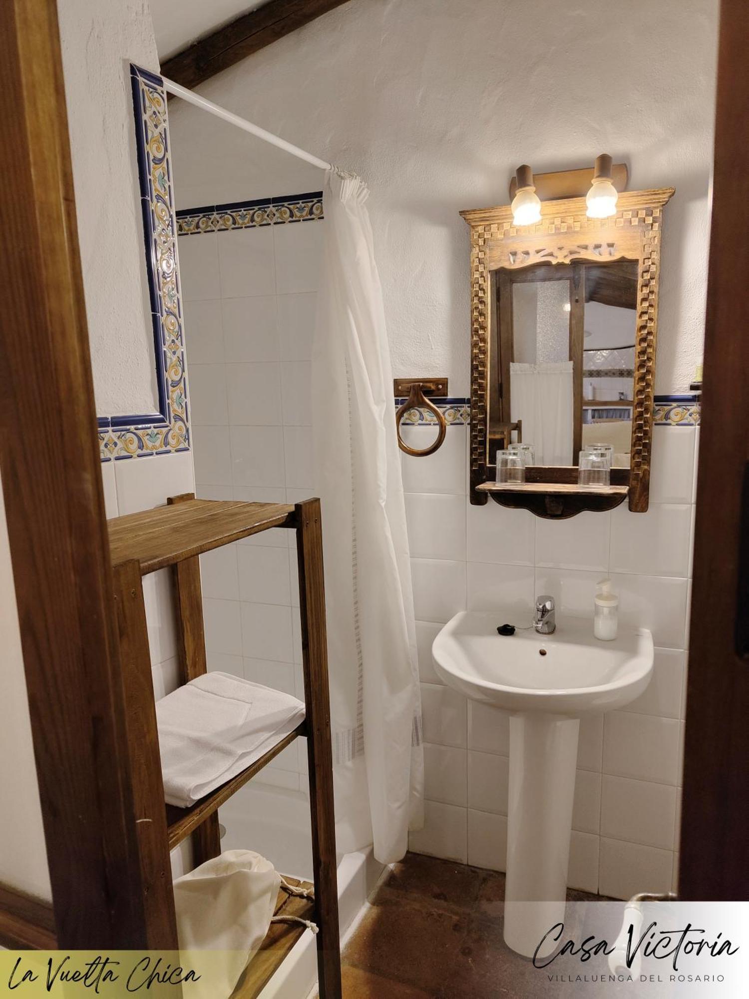 Conjunto Rural Casa Victoria Guest House Villaluenga Del Rosario Bagian luar foto