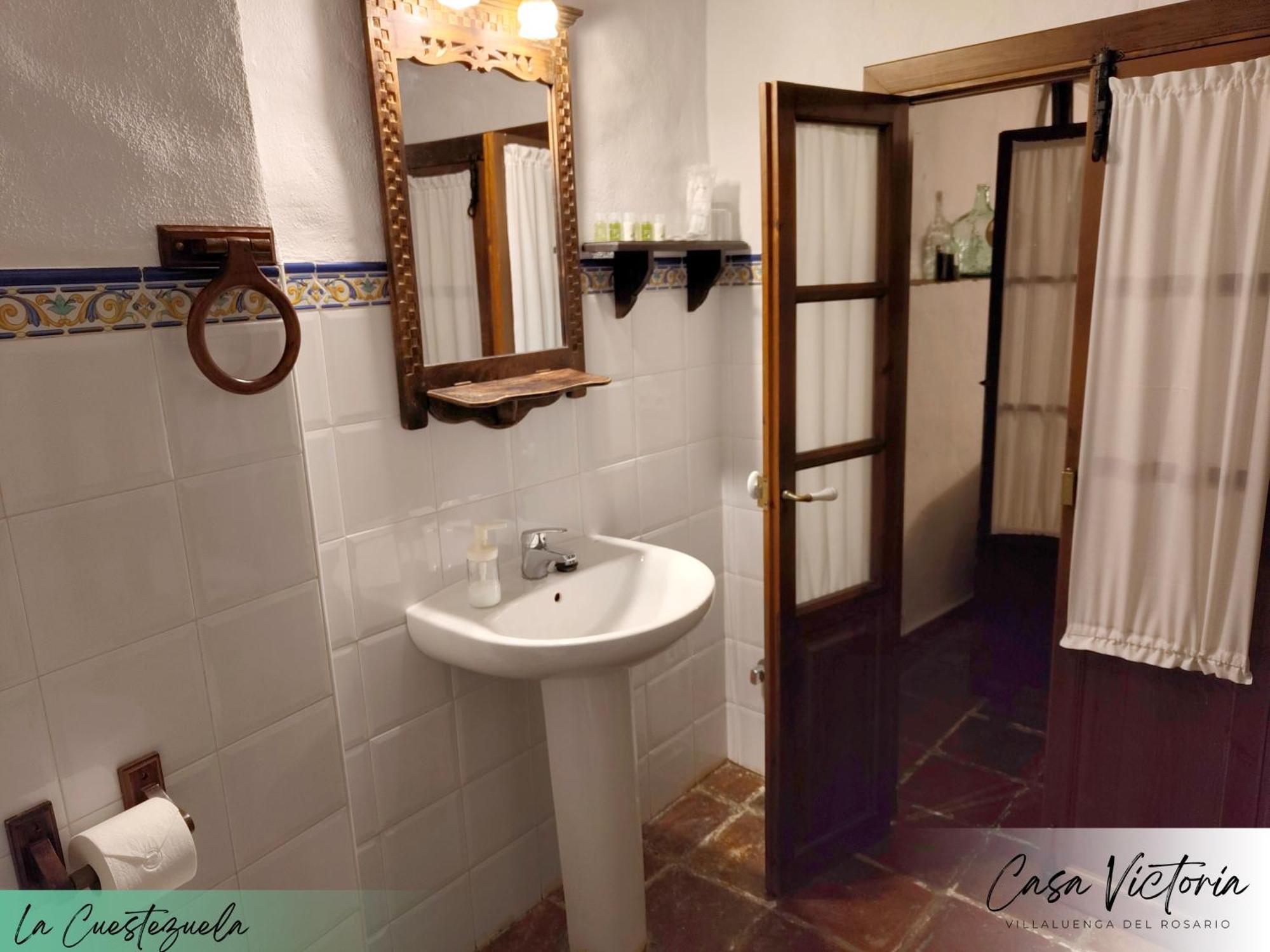 Conjunto Rural Casa Victoria Guest House Villaluenga Del Rosario Bagian luar foto